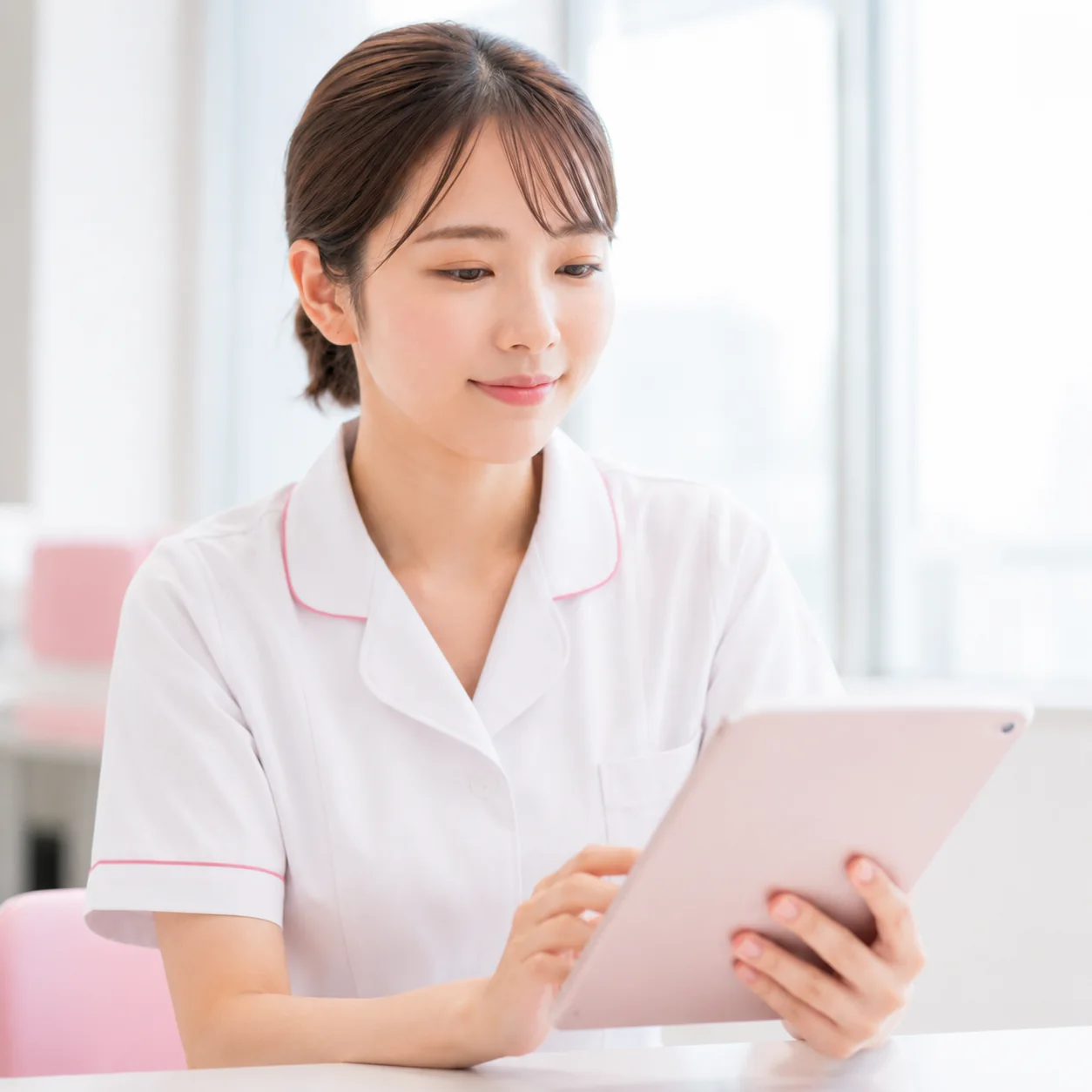 タブレットで記事を読む看護師